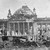 Blick auf den besiegten Reichstag am 2. Mai 1945. Banner des Sieges